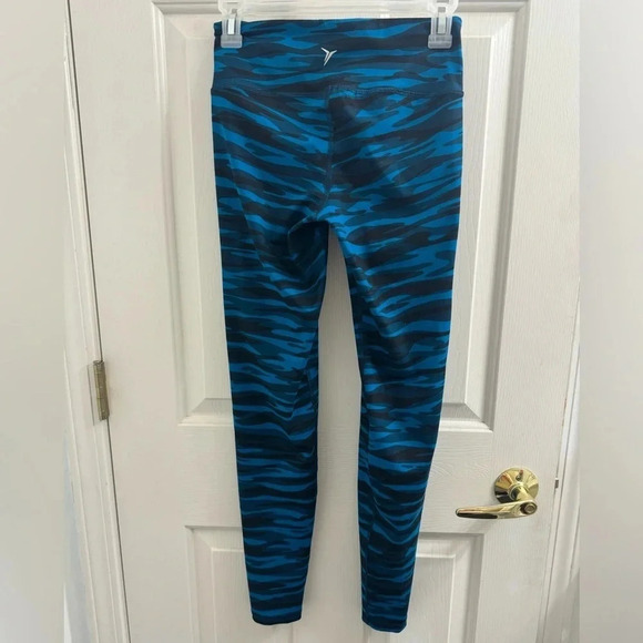 Old Navy Active Go-Dry Leggings Blue Army Print - Picture 2 of 6